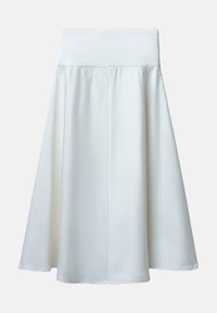 Jupe blanche trapèze avec une texture lisse et brillante, dotée d'une taille haute et d'une coupe fluide s'étendant jusqu'au milieu du mollet.