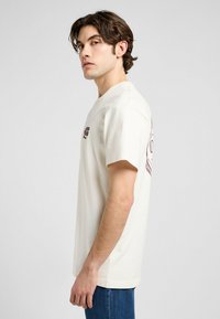 Lee SHORT SLEEVE GRAPHIC - Camiseta estampada - ecru