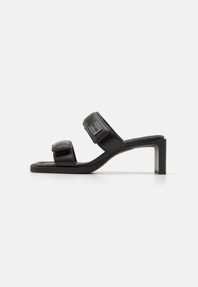 Sandales noires à talon avec deux larges brides ajustables à scratch, en cuir lisse, et un design à bout carré.