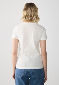 Thumbnail Image 3