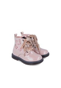 Botas de tobillo de charol rosa con cordones de terciopelo, ojales plateados y apliques decorativos de mariposas en varios tonos de rosa. Suela de goma negra.