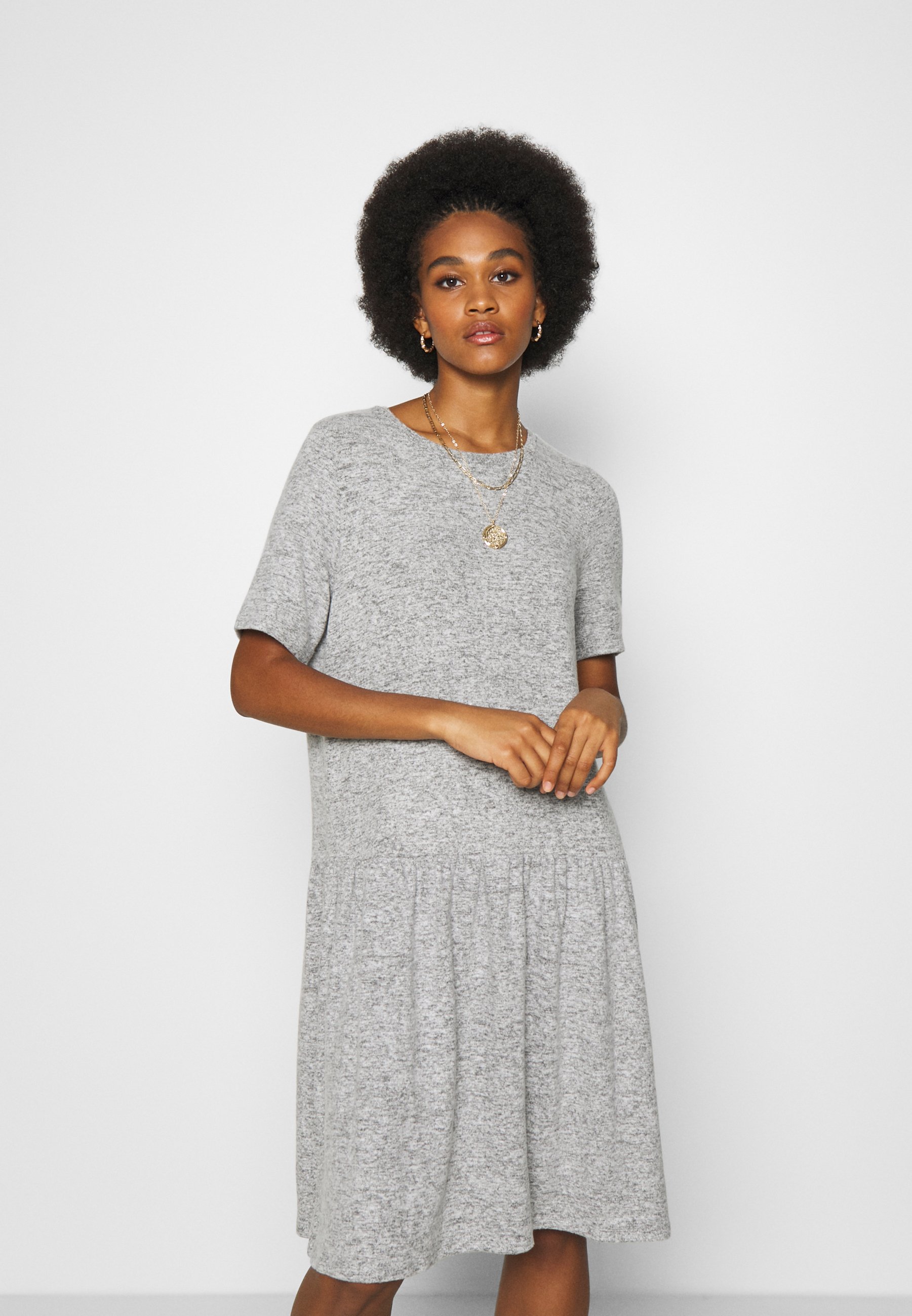 Noisy May NMJOSE LOOSE DRESS Strikket kjole dark grey Noisy May NMKATJA LOOSE DRESS Kjole kalamatanavy