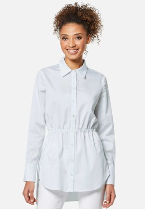 Lichtblauw knoop-overhemd van katoen met een getailleerde taille, lange mouwen en een klassieke kraag met een gladde textuur.