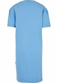 Jasnoniebieska bawełniana sukienka w kształcie t-shirtu z krótkimi rękawami, okrągłym dekoltem i prostym, nieskomplikowanym wzorem. Zawiera małą metkę z logo z boku.