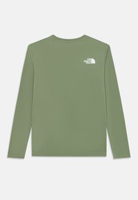 Camicia a maniche lunghe in tessuto verde oliva tenue. Caratterizzata da un collo rotondo e un piccolo logo bianco sulla parte superiore della schiena. Texture liscia, design casual.