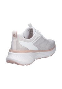 Sneaker atletica bianca e rosa chiaro con tomaia in mesh testurizzato, suola spessa, linguetta sul tallone e chiusura con lacci, mostrata da un angolo laterale posteriore.