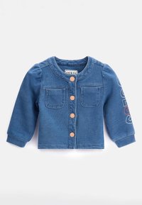 Niebieska dżinsowa kurtka dla małego dziecka z okrągłym kołnierzykiem, czterema mosiężnymi guzikami, dwiema kieszeniami na piersi i logo "Guess" wyhaftowanym na prawym rękawie.