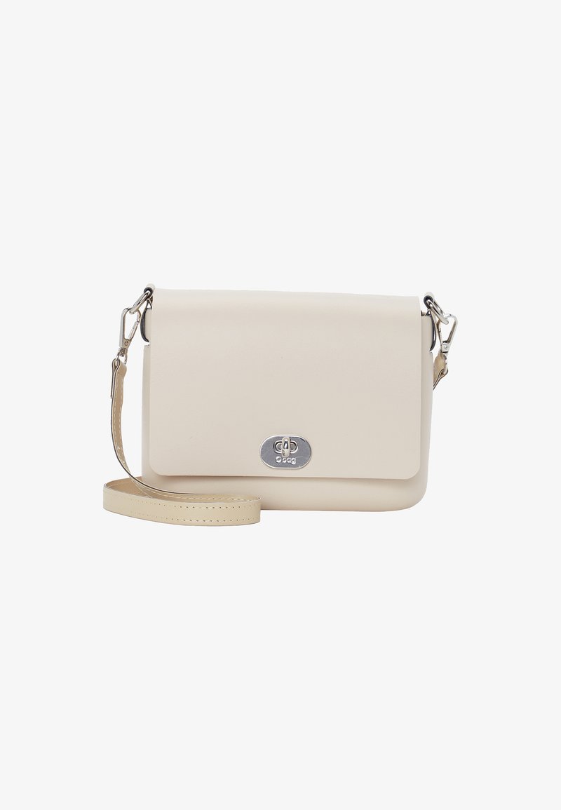 Borsa crossbody beige chiaro realizzata in pelle liscia, con una chiusura in argento, tracolla regolabile e cuciture sottili lungo i bordi.