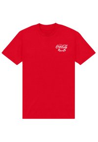 Rød bomulds T-shirt med et hvidt Coca-Cola-logo med laurbærakcenter på venstre brystområde; rund halsudskæring og korte ærmer.