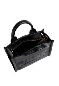 Geantă de mână din piele neagră cu suprafață texturată, mânere rotunjite și fermoar auriu. Prezintă logo-ul DKNY embossat pe față.