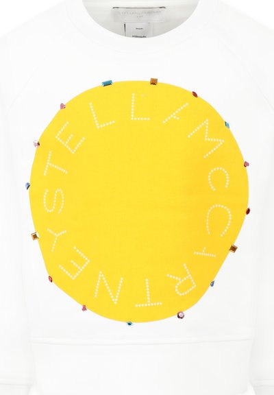 Felpa bianca con una grande grafica circolare gialla. Il design include testo e decorazioni colorate lungo il bordo del cerchio.