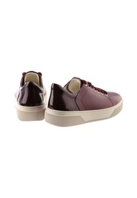 Ein Paar burgunderrote Low-Top-Sneaker mit weißen Sohlen, Obermaterial aus Leder und Schnürverschluss, von hinten und von der Seite auf weißem Hintergrund gezeigt.