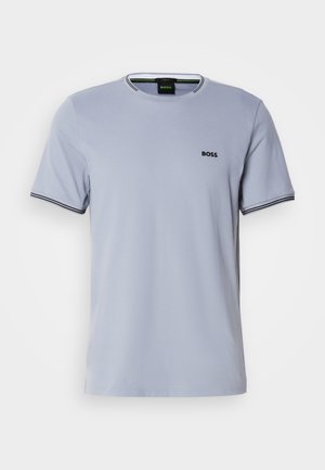 Hellblaues Baumwoll-T-Shirt mit Rundhalsausschnitt, kurzen Ärmeln und schwarz-weißen gestreiften Akzenten an den Manschetten, das ein kleines gesticktes Logo enthält.