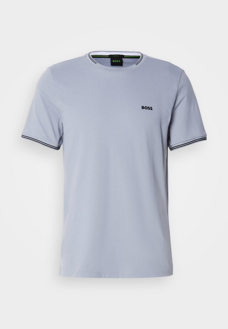 T-shirt en coton bleu clair avec un col rond, des manches courtes et des accents rayés noir et blanc au niveau des poignets, arborant un petit logo brodé.