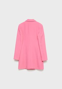 Roze jas met lange mouwen, een gesneden reverskraag en een op maat gemaakt ontwerp. Soepele textuur met een strakke silhouet en zonder zichtbare sluitingen.