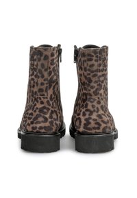 Botines de ante marrón y negro con estampado de leopardo, con una suela negra resistente, que cuentan con cremalleras laterales y tachuelas decorativas en los costados exteriores.