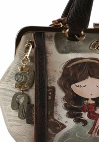 Braune Lederhandtasche mit einem grafischen Design eines Mädchens, strukturiertem Stoff, goldfarbenen Beschlägen und dekorativen Charm-Akzenten.