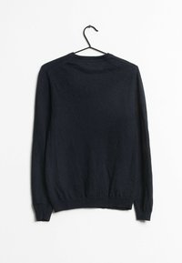 Dunkelblauer Pullover, lange Ärmel, runder Halsausschnitt, aus weichigem Material gefertigt. Einfaches Design mit gerippten Säumen und ohne sichtbare Muster oder Verzierungen.