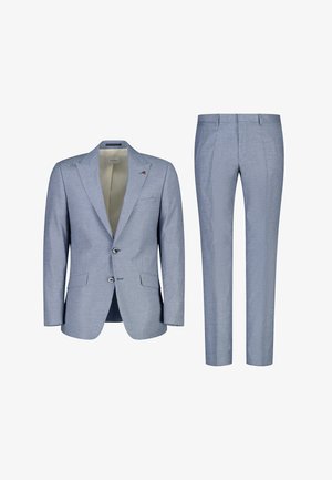 Completo giacca e pantaloni di color blu chiaro, composto da un blazer a due bottoni con revers e pantaloni con gamba dritta, realizzato in tessuto testurizzato con fodera interna liscia.