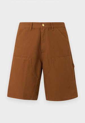 Bruine knielange shorts met voorzakken, ceintuurlussen en een sluiting met een koperen knoop, weergegeven op een witte achtergrond.