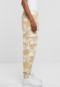 Urban Classics WIDE CAMO - Cargo hlače - simplesandcamo
