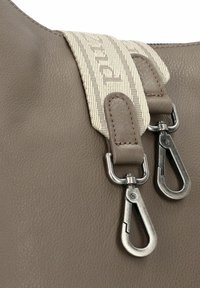 Sac à main en cuir gris avec une bandoulière tissée et des accents beige, quincaillerie en argent, et double clips en métal pour des options de transport polyvalentes.