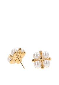 Kolczyki w złotym kolorze z motywem czterolistnej koniczyny, ozdobione czterema białymi perłami i dekoracyjnymi złotymi akcentami.