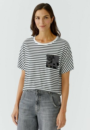 Schwarz-weiß gestreifes T-Shirt mit kurzen Ärmeln, rundem Halsausschnitt und einer schwarzen Pailletten-Patch-Tasche auf der linken Seite.