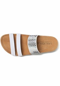 Witte slide sandaal met twee elastische banden en een patroonriem met grijze en turquoise accenten. Tan faux-suède voetbed. Platte zool.