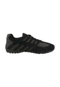 Scarpa sportiva nera con una combinazione di materiali in suede e mesh. Caratterizzata da un profilo basso, una suola testurizzata e dettagli a incrocio.