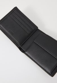 Portafoglio in pelle nera con finitura texturizzata, diversi scomparti per carte e una tasca sicura. Logo del marchio impresso su un lato.