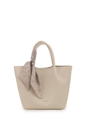 Bolso tote de cuero beige con asa trenzada acentuada por un pañuelo de seda estampado atado a un lado, con un logotipo sutil de la marca.