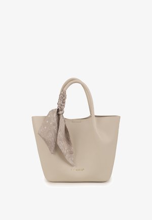 Bolso tote de cuero beige con asa trenzada acentuada por un pañuelo de seda estampado atado a un lado, con un logotipo sutil de la marca.