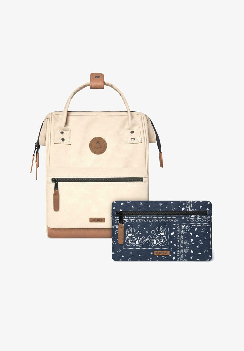 Beige Rucksack mit braunem Lederboden, Tragegriff und Logo-Patch. Enthält ein navyblaues Reißverschlussetui mit einem weißen Paisleymuster.