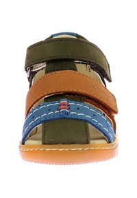 Sandale verte, marron et bleue avec des sangles Velcro réglables, design à bout ouvert, accents cousus et semelle en caoutchouc. Matériaux légers utilisés.