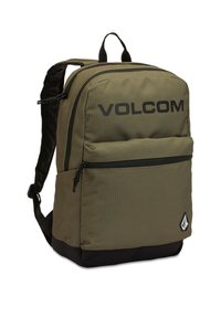 Olivgrüner Rucksack mit schwarzen Akzenten, ausgestattet mit zwei Reißverschlüssen, gepolsterten Trägern und großem Frontlogo. Robustes Material mit strukturierter Oberfläche.
