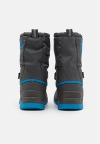 Zwarte waterdichte laarzen met blauwe accenten, robuuste rubberen zolen en verstelbare banden. Heeft een gewatteerde bovenkant voor comfort en warmte.