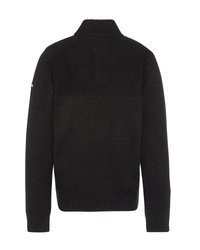 Czarny sweter dzianinowy z wysokim kołnierzem, teksturowanym wzorem na ramionach, prążkowanymi mankietami i dołem. Prosty i minimalistyczny design.