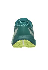 Zapatilla de correr en color verde azulado con una parte superior texturizada y un diseño con patrón, una suela acolchada y elementos en un amarillo brillante en el talón y la base.