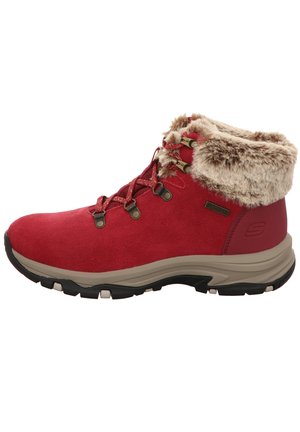 Botte de randonnée imperméable rouge avec doublure en fourrure, œillets métalliques, lacets à motifs et semelle robuste beige et noire conçue pour l'hiver.