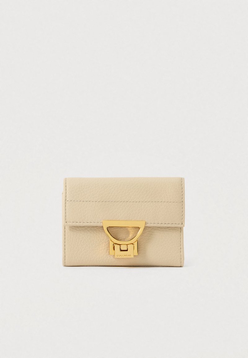 Μπεζ υφασμένο δέρμα πορτοφόλι με χρυσή μεταλλική προεξοχή σε σχέδιο μισού κύκλου, τοποθετημένο σε λευκό φόντο.