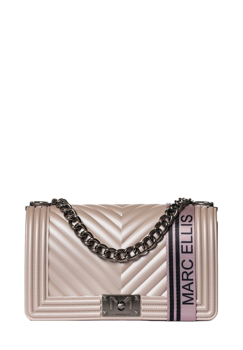 Gequiltete beigefarbene Handtasche mit einer metallischen Kettenriemen, rechteckiger Form, Logoverschluss und pinkem Streifen mit dem Text "MARC ELLIS".