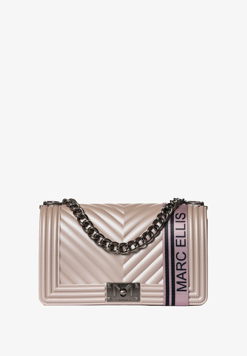 Borsa beige trapuntata con tracolla in catena metallica, forma rettangolare, chiusura con logo e striscia rosa con testo "MARC ELLIS".