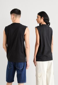 Calvin Klein Jeans BOX GRAPHIC SLEEVELESS UNISEX - Topp - black