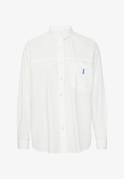 Ilga rankovė balta marškinė, pagaminti iš medvilnės, su mygtukų užsegimu, krūtinės kišenė su mėlyna siuvinėjimo akcentais ir klasikinis apykaklė.