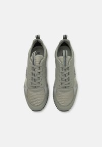 Scarpe da ginnastica grigie realizzate in materiale mesh e sintetico, con punte arrotondate, lacci piatti e linguette sul tallone per una facile calzata.