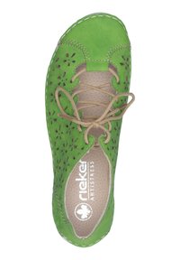 Scarpa in pelle verde con design perforato, lacci beige e soletta bianca con il marchio "rieker ANTISTRESS". Punta rotonda, suola piatta.