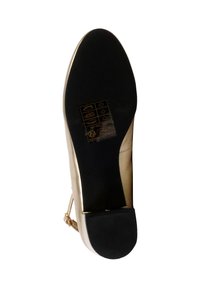 Zapato de tacón alto metálico dorado con una parte superior lisa, suela de goma negra texturizada y un pequeño detalle de hebilla en la correa.