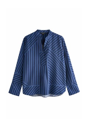 Chemise à manches longues bleue en tissu lisse, présentant un motif de rayures géométriques dans des nuances variées, avec un petit col et un ourlet droit.
