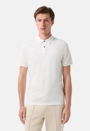 Hvid polo-shirt med en to-knaps lukning, korte ærmer og kontrasttrim. Broderet logo på brystet, glat stofstruktur.